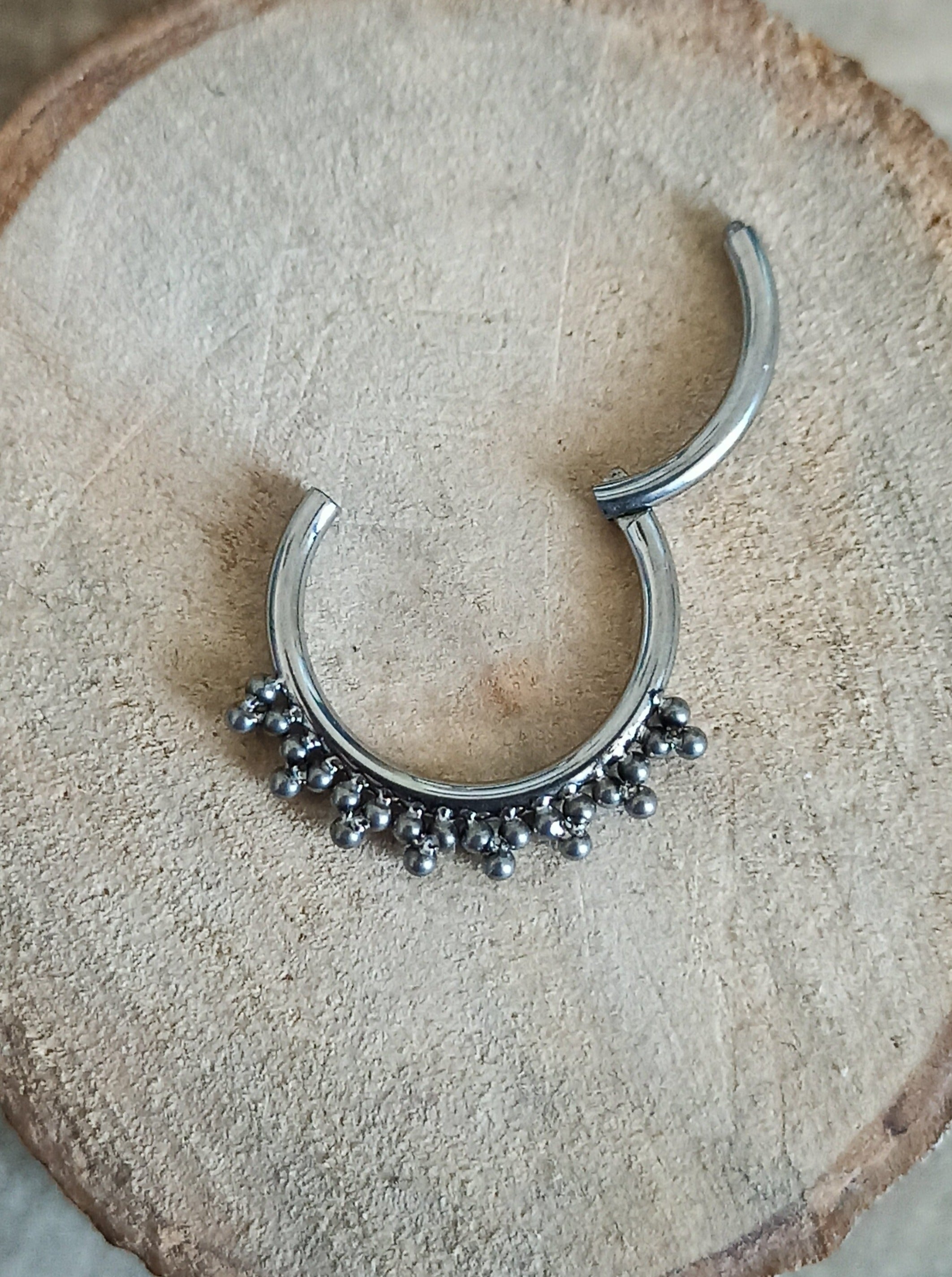 Argolla Clicker Titanio ASTM F-136 - Bordeado de Cuentas (1,2mm) (16G)