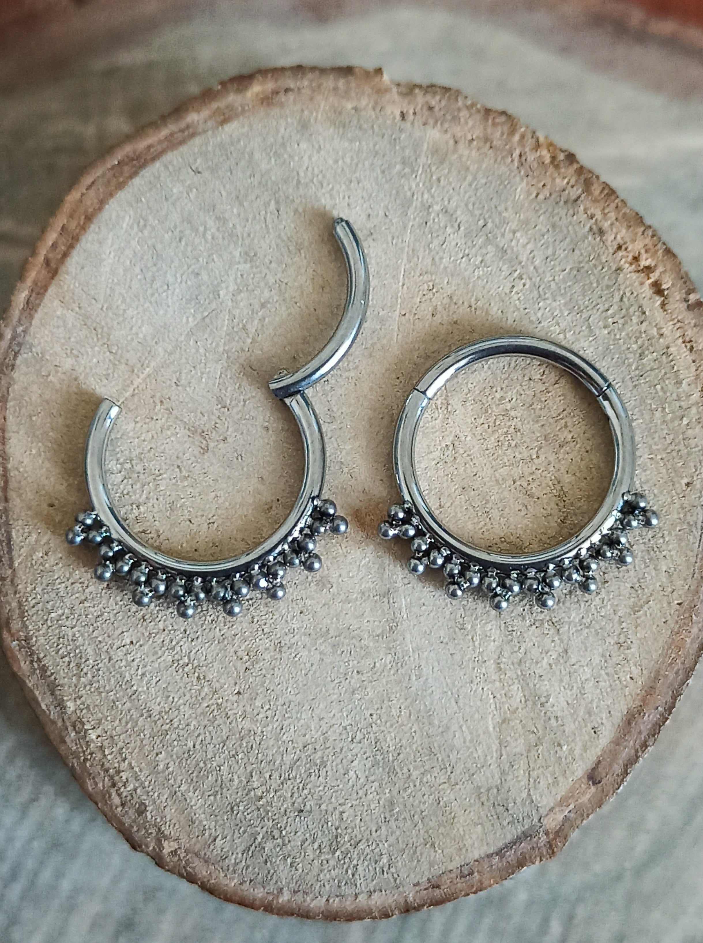 Argolla Clicker Titanio ASTM F-136 - Bordeado de Cuentas (1,2mm) (16G)