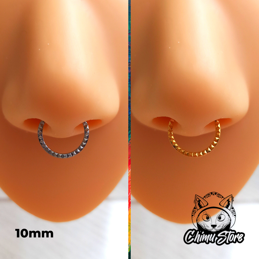 Argolla Clicker Titanio ASTM F-136 - Piramides Frontales (1,2mm) (16G)