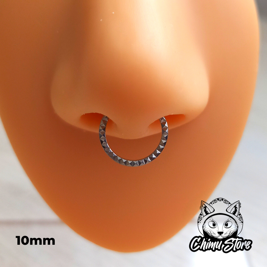 Argolla Clicker Titanio ASTM F-136 - Piramides Frontales (1,2mm) (16G)