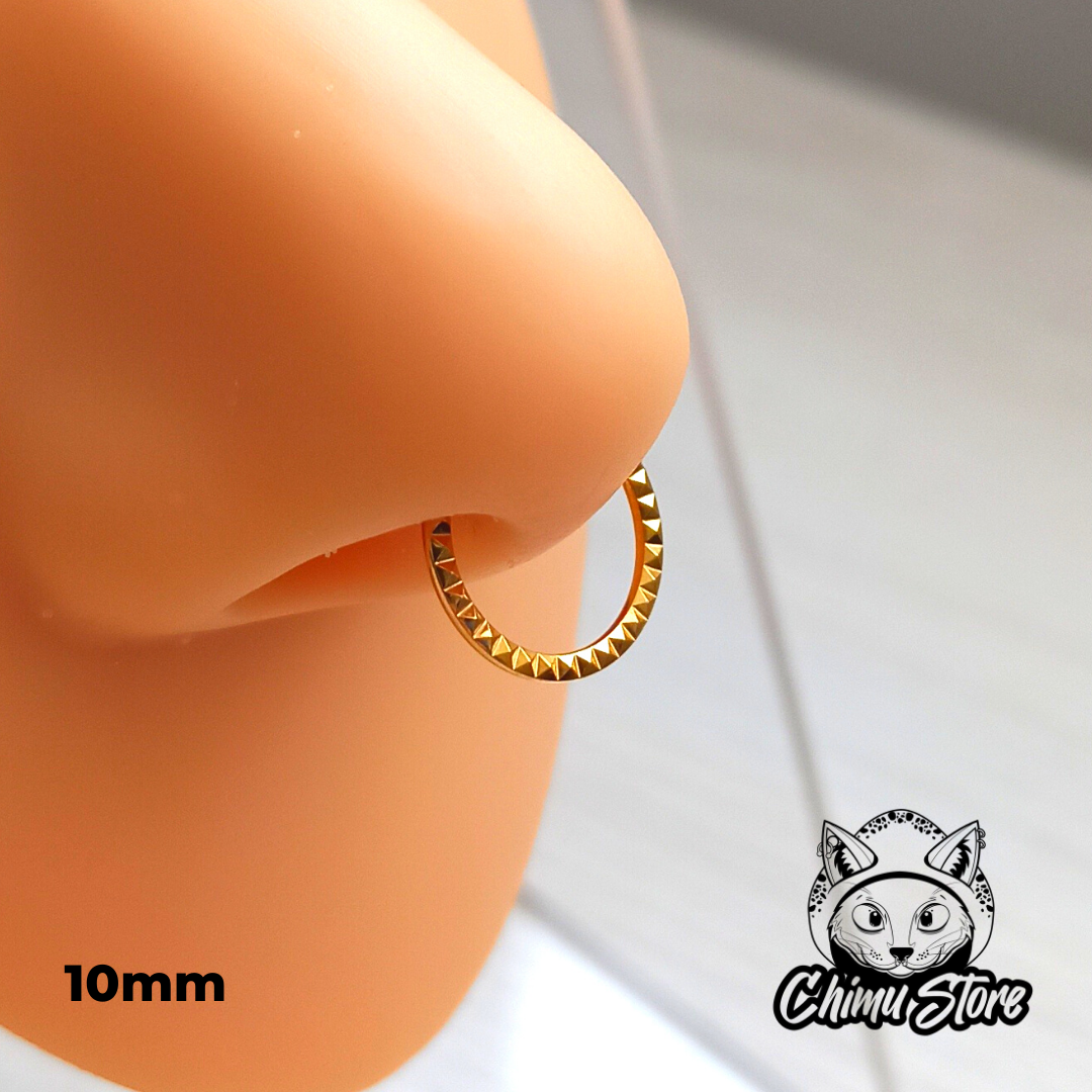 Argolla Clicker Titanio ASTM F-136 - Piramides Frontales (1,2mm) (16G)