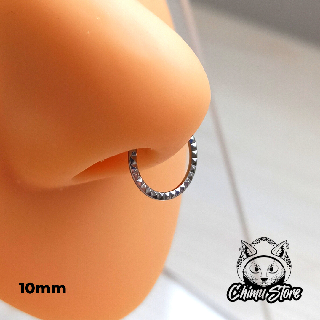 Argolla Clicker Titanio ASTM F-136 - Piramides Frontales (1,2mm) (16G)